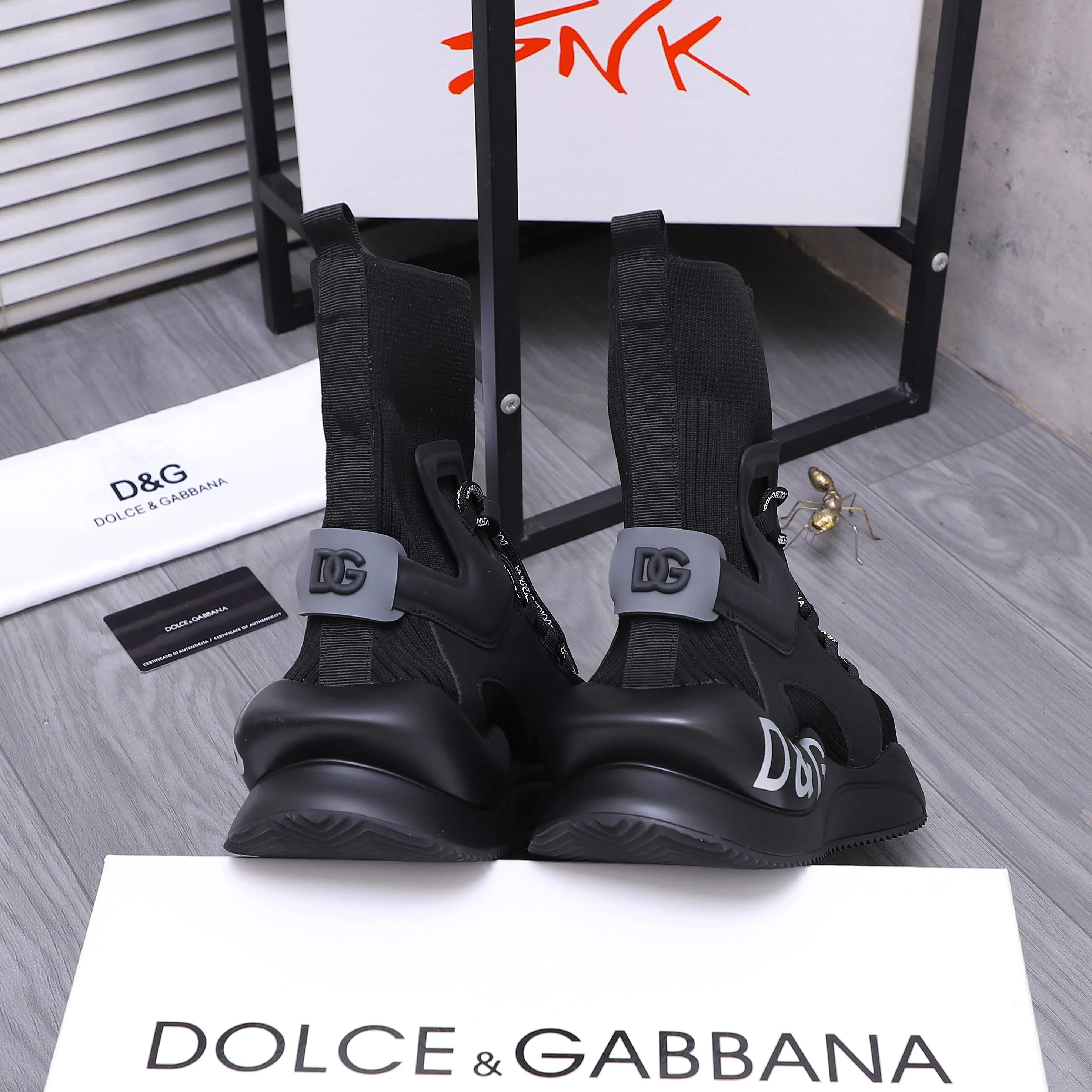 Men's shoes 💰442 Product trademark: DG (Dolce & Gabbana) casual shoes for couples. Regular size: 36-46 (45.46 is custom-made and non-returnable) Product materials: Selected knitted breathable spliced ​​cowhide upper, cowhide insole, original outsole